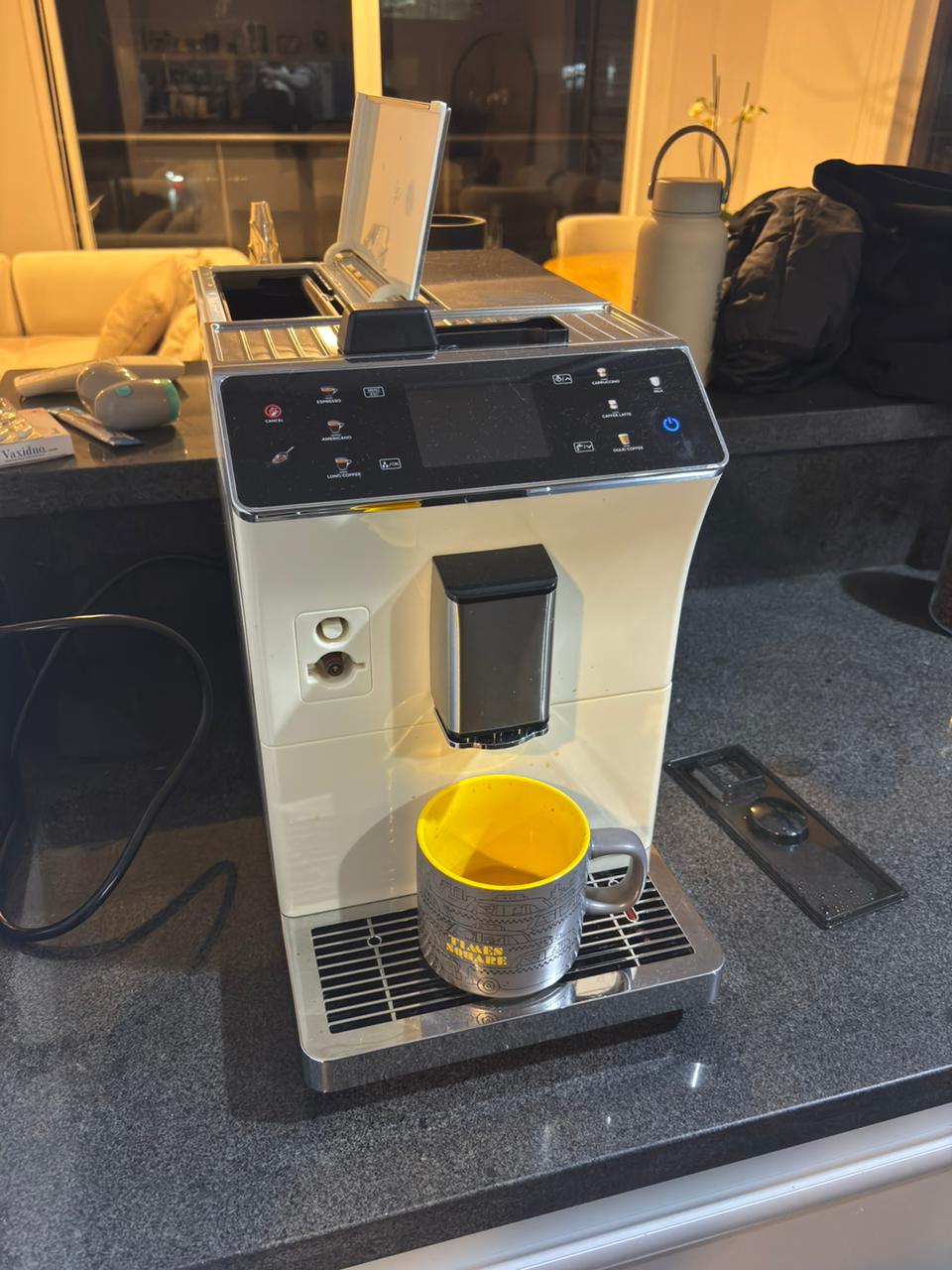 Cafetera BTB-202 en blanco en una cocina real