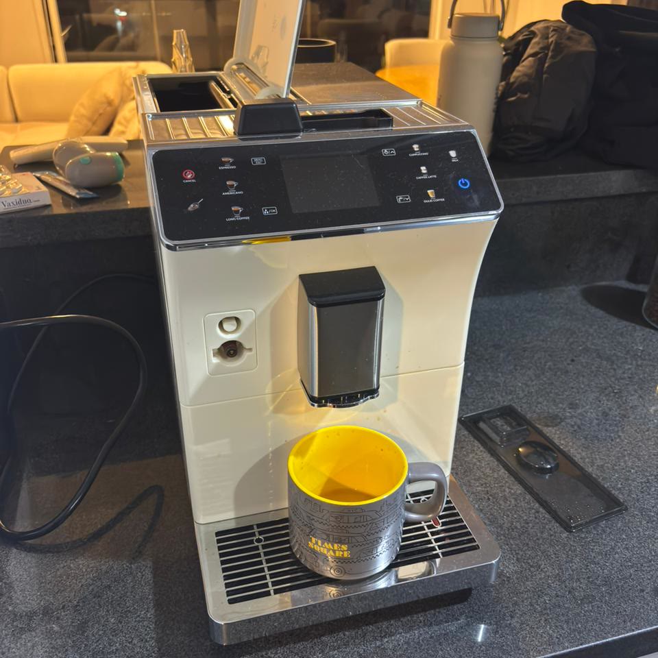 Cafetera BTB-202 en blanco en una cocina real