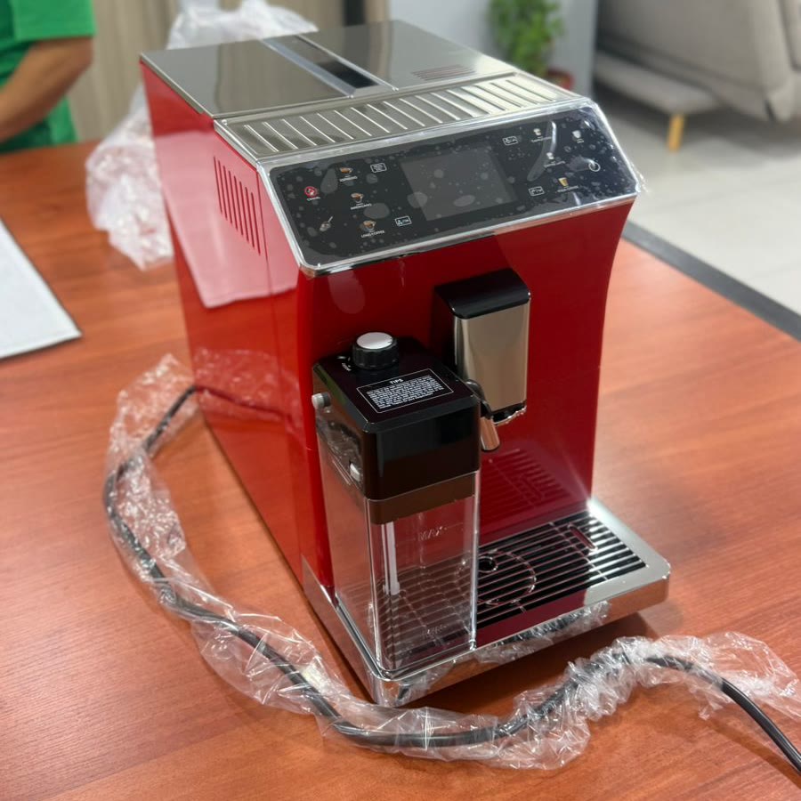 Cafetera BTB-202 en rojo, vista frontal
