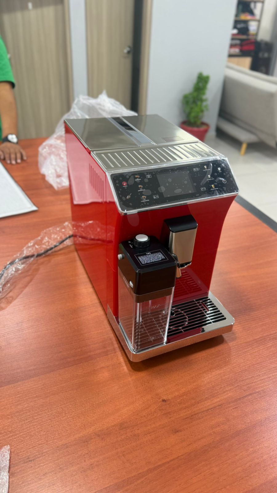 Cafetera BTB-202 en rojo, vista lateral