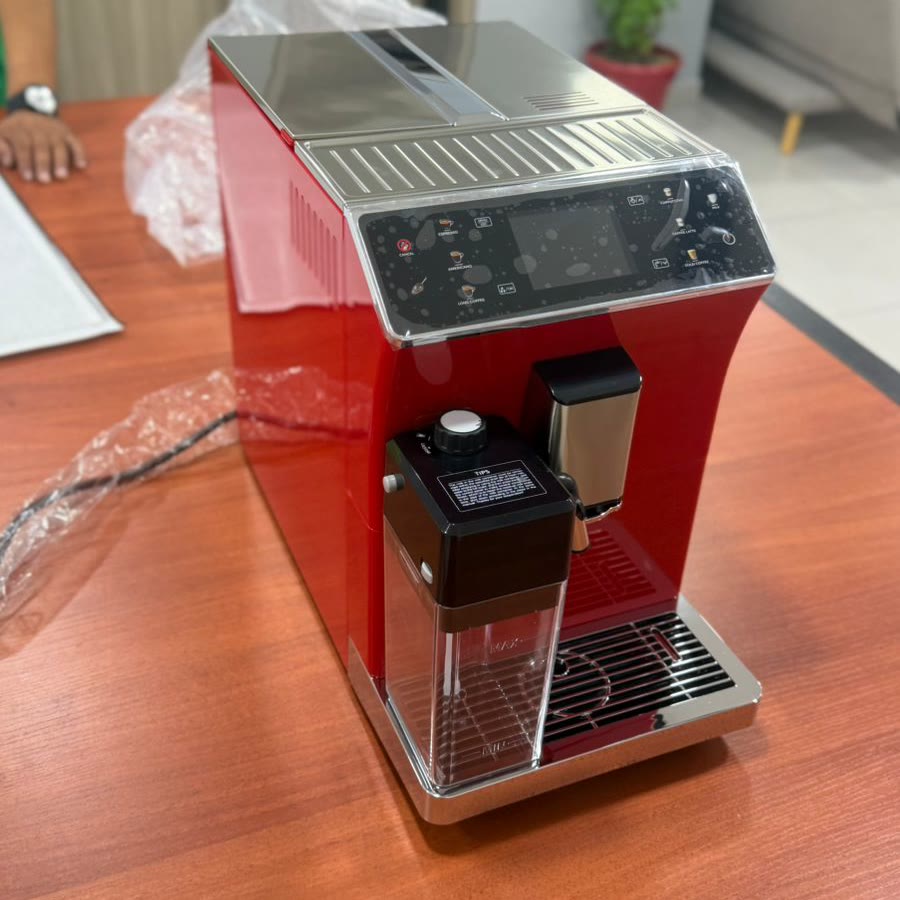 Cafetera BTB-202 en rojo, vista lateral