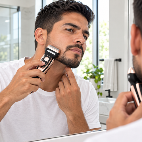 Hombre arreglándose la barba con la afeitadora